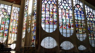 壁一面のステンドグラス