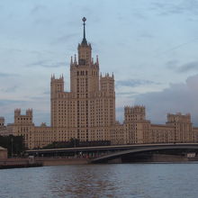 スターリン様式の外見が美しい建物です