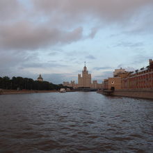 モスクワ川クルーズでは正面に見えてきます