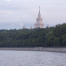 モスクワ川から見た雀が丘、前方の建物はモスクワ大学です
