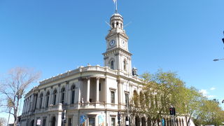 現役の役所ですが館内に入れます。で時計塔が美しい・・・