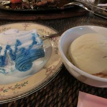 サービスのアイス（隣のテーブルの誕生日会からもらったケーキ