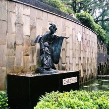 三浦環の像。