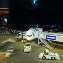 ラウンジから見えた駐機場の機材と中秋の名月