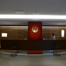 ラウンジ受付、左がSAKURAラウンジ、右にファーストクラス