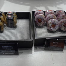 おにぎりは梅干と鶏肉の炊き込みおにぎり