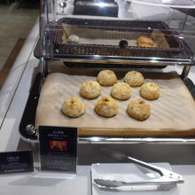 パンもJAL名物のカレーパンともう一種類