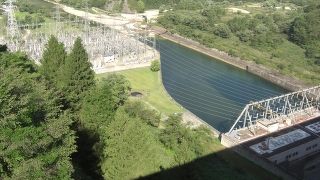 下から見ると巨大な壁です