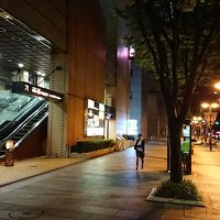 このエスカレーターの上がフロント