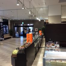 店舗と 売店売り場です。