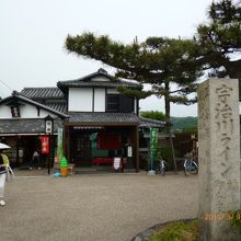 橋の間際には老舗のお茶屋有り。