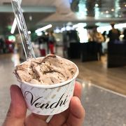 チョコレートの載ったアイスクリームが美味しい「ヴェンキチョコレート」