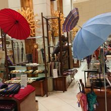 傘を販売中
