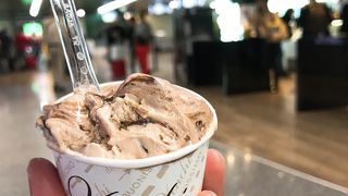 チョコレートの載ったアイスクリームが美味しい「ヴェンキチョコレート」