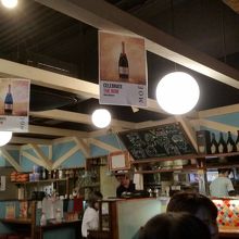 にぎやかな店内