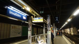 ここから直通列車でヴェルサイユへ