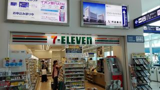 徳島空港の1階の端、空港バスに乗る前にお買い物