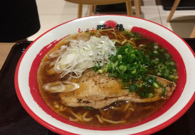 豚肉が乗るラーメン