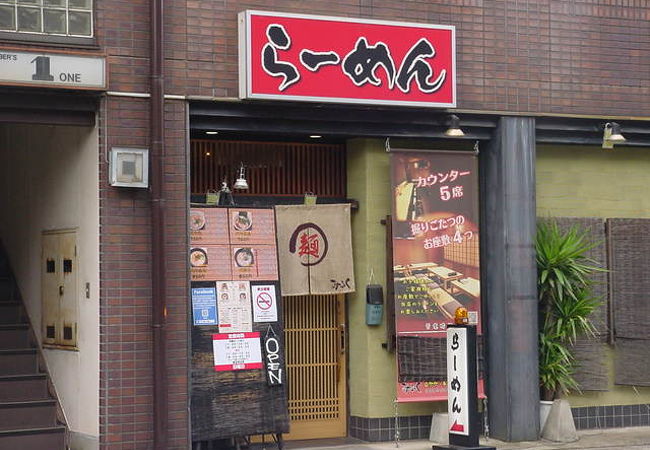 落ち着いた空間でラーメンを