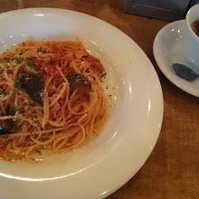 ベーコンと茄子のフレッシュトマトソース、紅茶