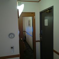 部屋に入ると直ぐがバスルームの扉、右がクローゼットの作りです