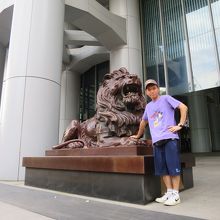 ライオンの前で