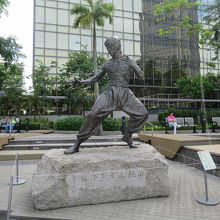 ブルースリーの銅像