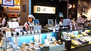 団子だけでなく、最中も売ってますよ