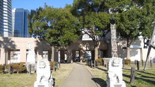 ランドマークタワーの前の芝生広場の下にあります