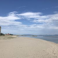 目の前はすぐ砂浜です