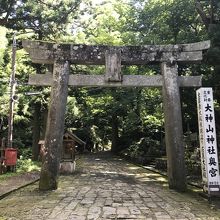 歴史を感じさせる鳥居