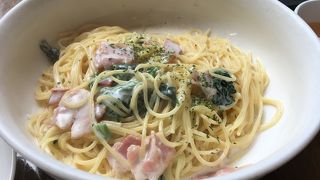 細麺でボリュームが多い