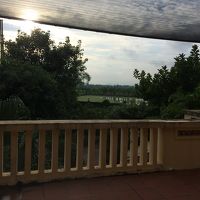 ２階からは川と山が見えます。