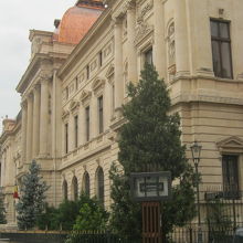 外壁の彫刻も素晴らしいです。