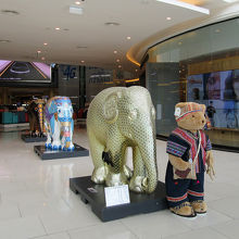 山岳民族の衣装に象の人形、北タイらしいですね