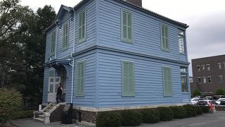 青い素敵な洋館