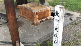 児童公園の中にある井戸