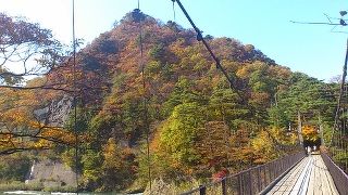 荒川と吊り橋と紅葉