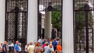 墓石の装飾・彫刻が大変派手