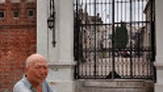 墓地入り口でエビータの墓の位置をしっかりチェック要