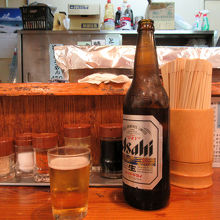 まずはビール大瓶、400円也