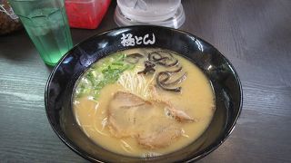 尾道駅からほど近い、濃厚な豚骨ラーメン。