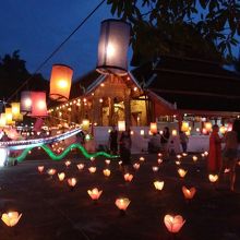 夜の祭りでのランタンの光景