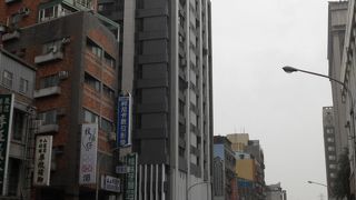 「龍山寺」の北側を東西に通っている大きな通りです