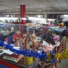 1Fでは何かを作っています。