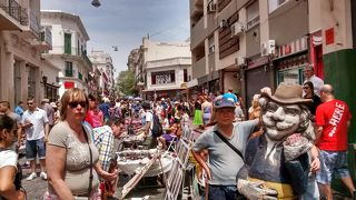 明るいうちは、大統領府のあるマージョ広場から徒歩で散策