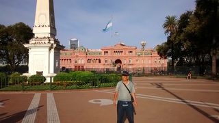 この銅像と大統領府を一緒に写真撮影が定番