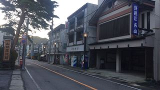 宿屋が連なる