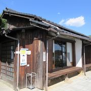 千光寺新道の中腹。文学公園の中にあり美しい風景が楽しめます。