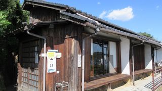 千光寺新道の中腹。文学公園の中にあり美しい風景が楽しめます。
